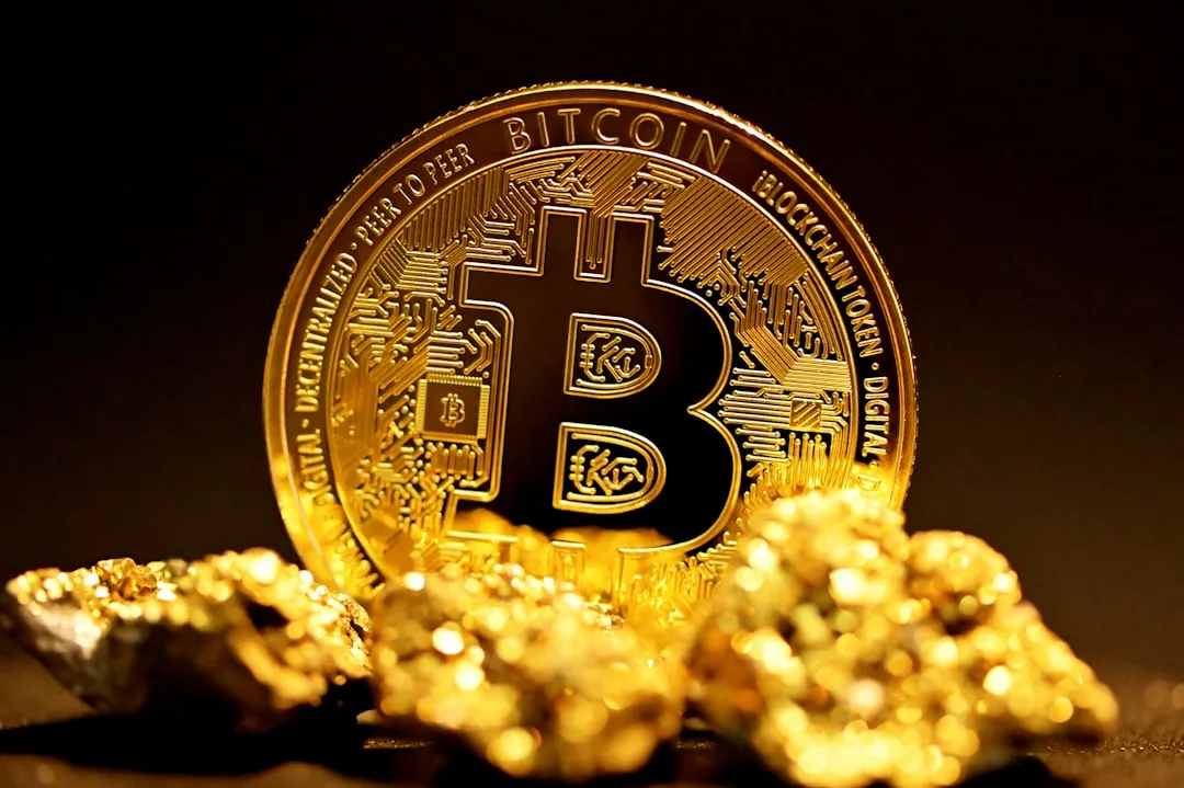 지폐 묶음과 동전 더미가 함께 놓인 이미지로, 스테이블코인 약 261B USD 규모의 사이드라인 대기 자본(드라이파우더)이 알트로 분산되지 않고 달러 연동 자산에 머문 단계를 다루는 본 노트의 드라이파우더 섹션 맥락을 보조한다