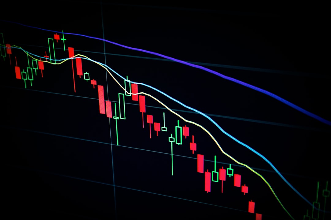 어두운 화면에 캔들 차트가 표시된 트레이딩 스크린 이미지로, 비트코인 ETF 6월 누적 약 2.1B USD 유출과 운용자산 축소 단계를 다루는 본 노트의 자금 이탈 섹션 맥락을 보조한다