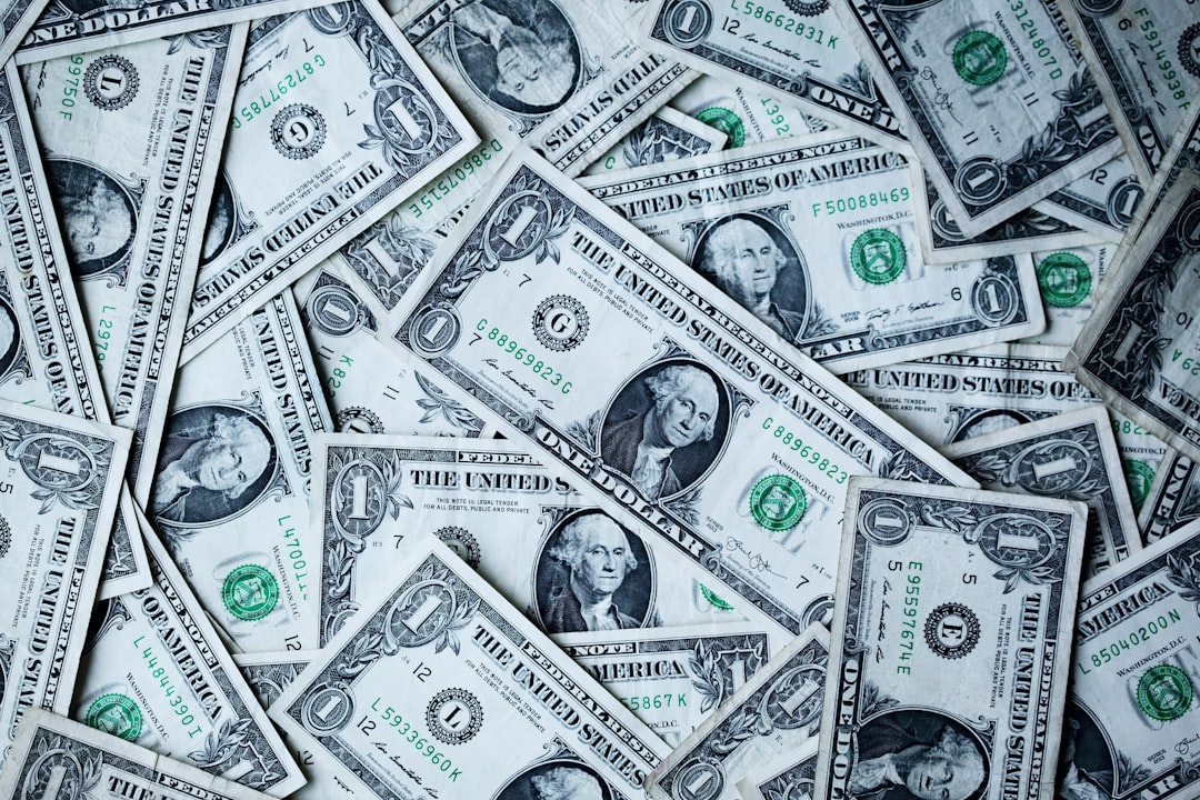 지폐 다발 이미지로, BTC·ETH 유출 구간에서 솔라나·XRP ETF로 회전한 선택적 자금 분기 단계를 다루는 본 노트의 역행 유입 섹션 맥락을 보조한다