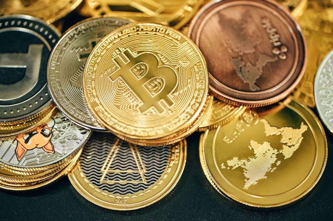 금색·은색 암호화폐 동전이 쌓여 있는 이미지 — 솔라나·XRP·도지·라이트코인 등 알트코인 현물 ETF로 유입되는 기관 자금과 코인별 유입 편차를 상징