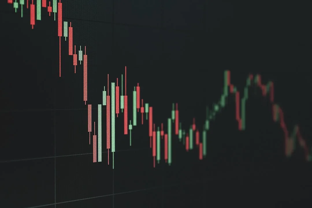 탈중앙 거래소와 분산 금융 네트워크를 형상화한 추상 블록체인 이미지로, Bitwise 유니스왑 ETF 신청과 UNIfication 수수료 스위치 단계를 다루는 본 평가의 도입 맥락을 보조한다